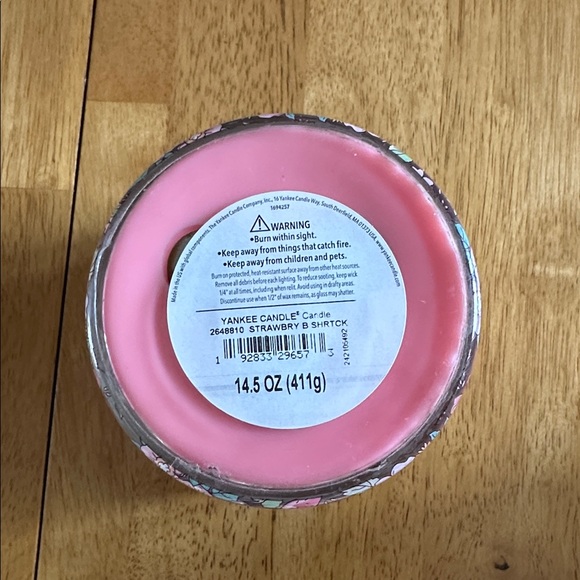 Yankee Candle 3 Wick Candle Strawberry Bunny Shortcake New NWT - Picture 4 of 4